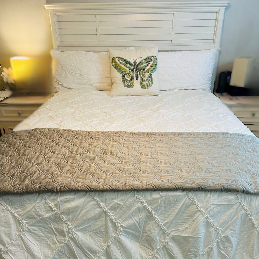 Tahari Queen size White Quilt Set with 2 Pillow Shams